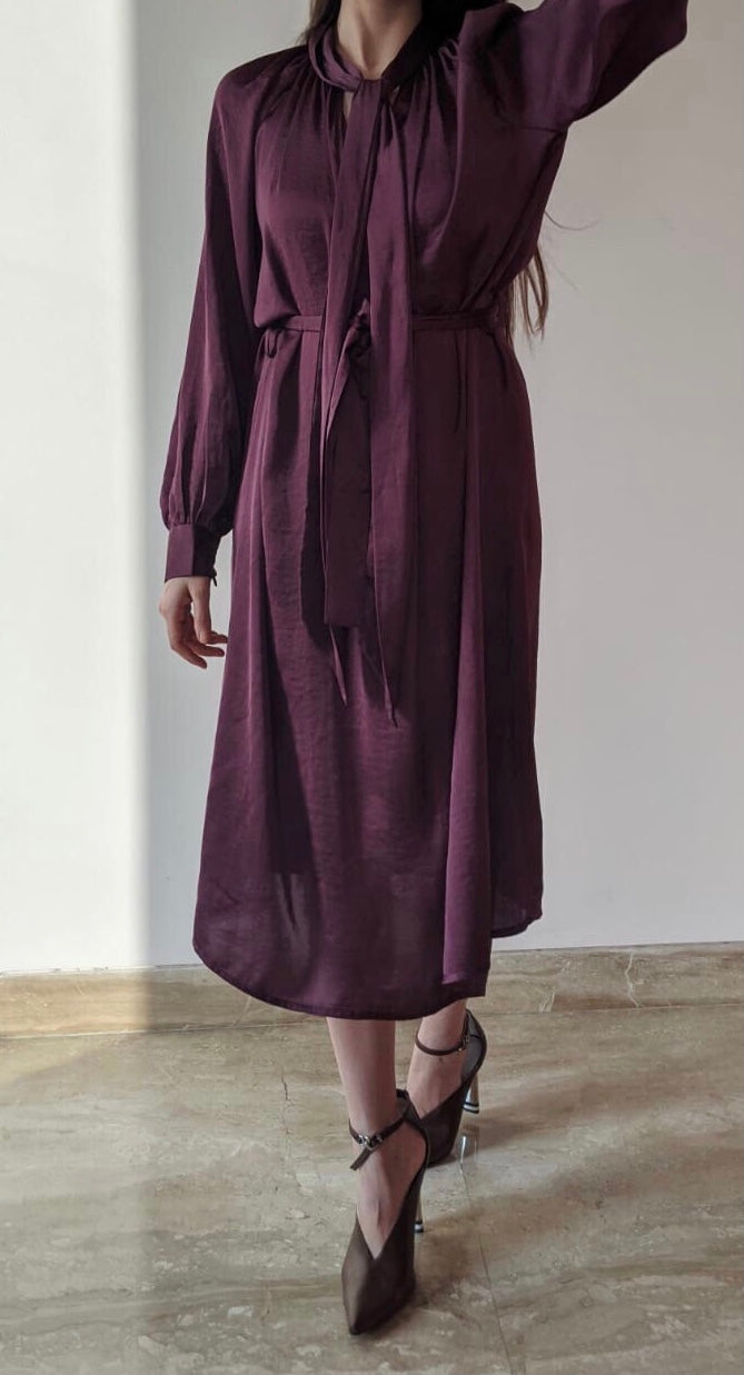 PLUM VIOLATE SATIN DRESS WITH A KNOTTED STYLE ON THE NECK AND BELT